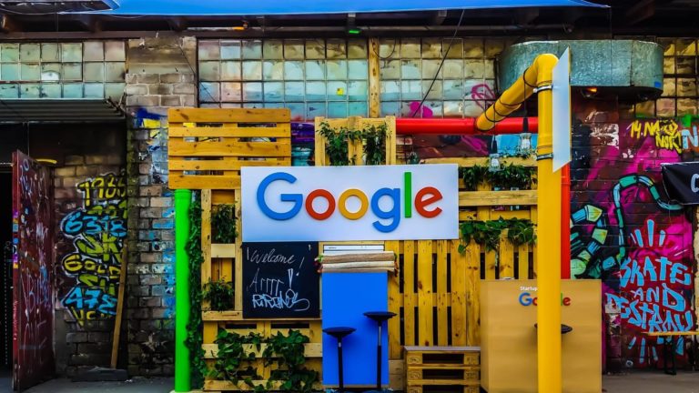 imagem placa do google na rua colorida